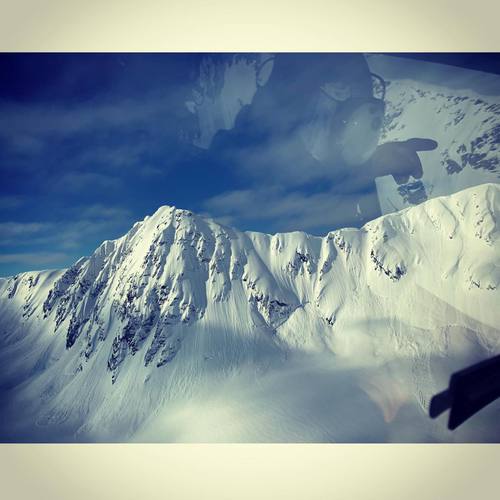 アラスカヘリ10年ぶりの1本目 雪崩ました